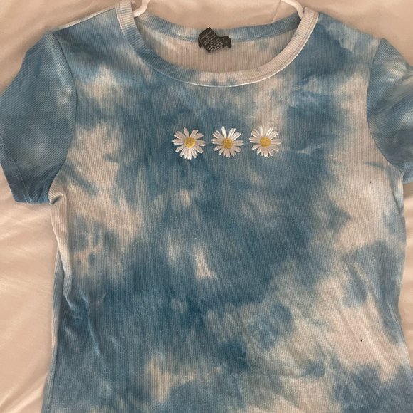 blue tie dye t shirt with daisy flowers - Picture 2 of 4